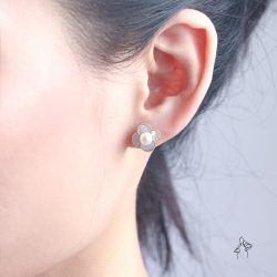 山茶花Camellia- 天然貝殼四瓣花耳環 925銀針